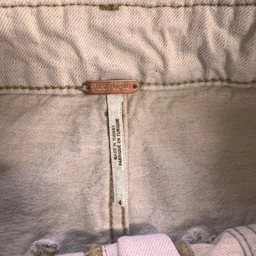 Free People Off White Mini Skirt. Paper bag waist. Preppy minimalist cute Size 4